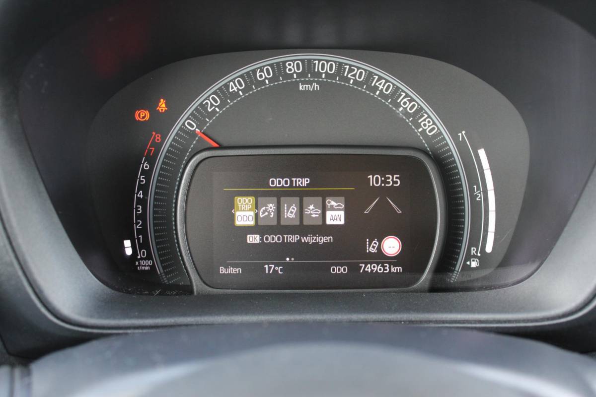Toyota Aygo X Toyota Aygo X 1.0 VVT-i MT Play | Incl. 12 maanden garantie | Adaptieve cruise control | Apple carplay/Android auto | Lane assist | Airco | Parkeercamera |