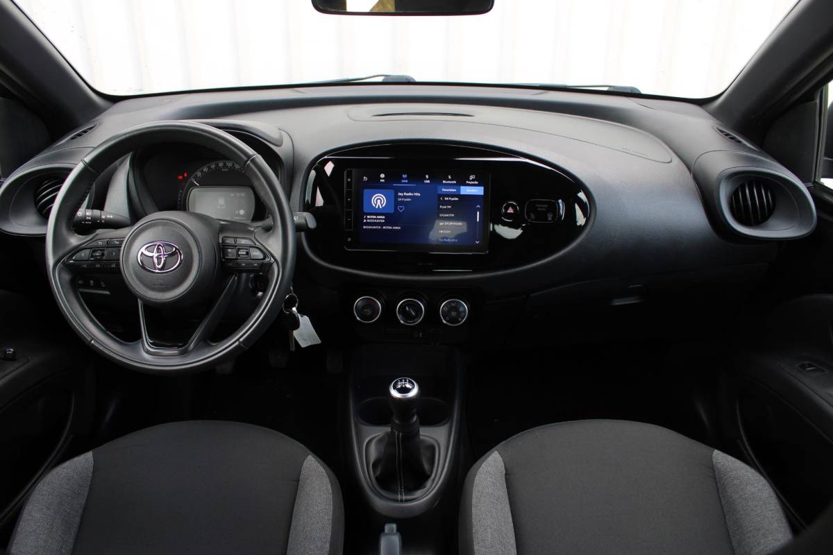 Toyota Aygo X Toyota Aygo X 1.0 VVT-i MT Play | Incl. 12 maanden garantie | Adaptieve cruise control | Apple carplay/Android auto | Lane assist | Airco | Parkeercamera |