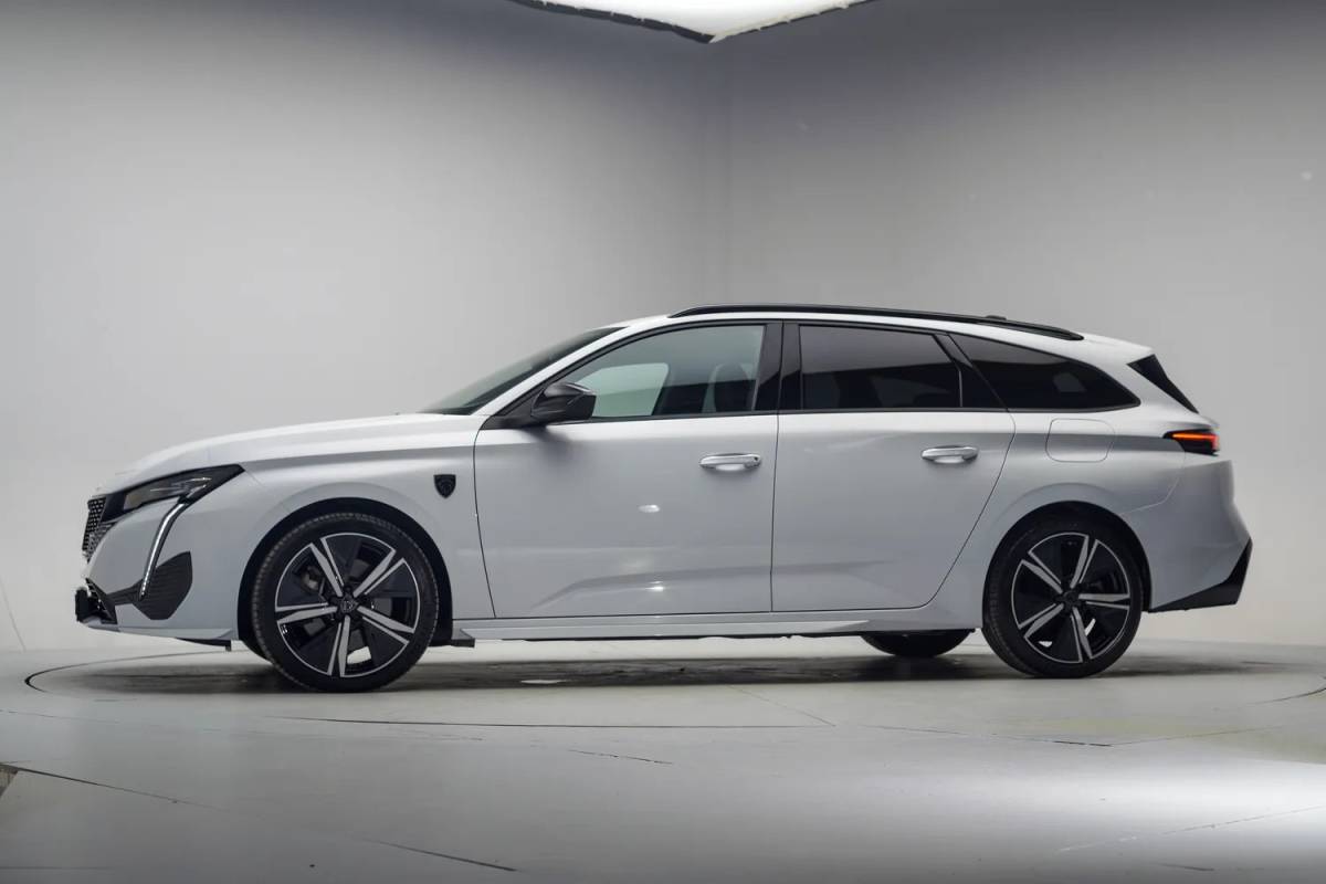 Peugeot 308 Peugeot 308 SW 1.6 Plug-in Hybrid 225 GT-Line Aut. [ Adapt.cruise Navi Camera Memory ]
