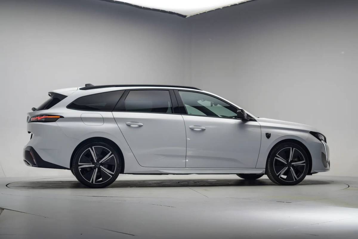 Peugeot 308 Peugeot 308 SW 1.6 Plug-in Hybrid 225 GT-Line Aut. [ Adapt.cruise Navi Camera Memory ]