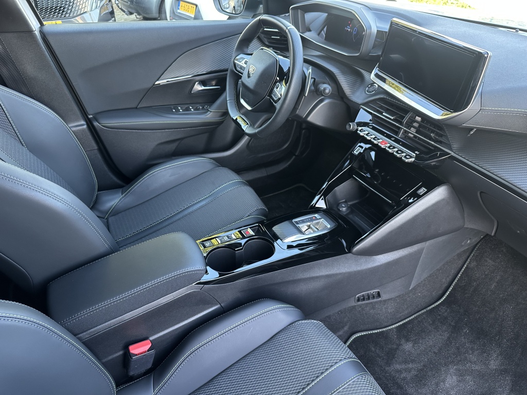Peugeot 2008 Peugeot 2008 1.2 Hybrid 136 GT | Drive Assist Plus | Camera v & a | Adapt. Cruise | Keyless |