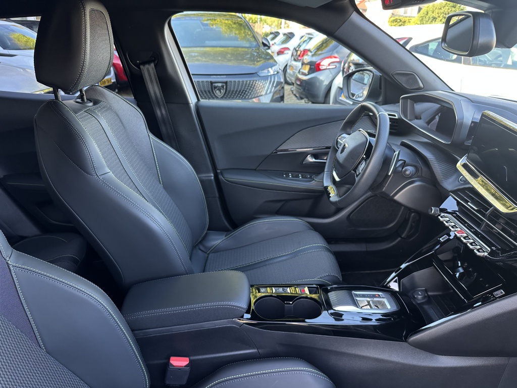 Peugeot 2008 Peugeot 2008 1.2 Hybrid 136 GT | Drive Assist Plus | Camera v & a | Adapt. Cruise | Keyless |