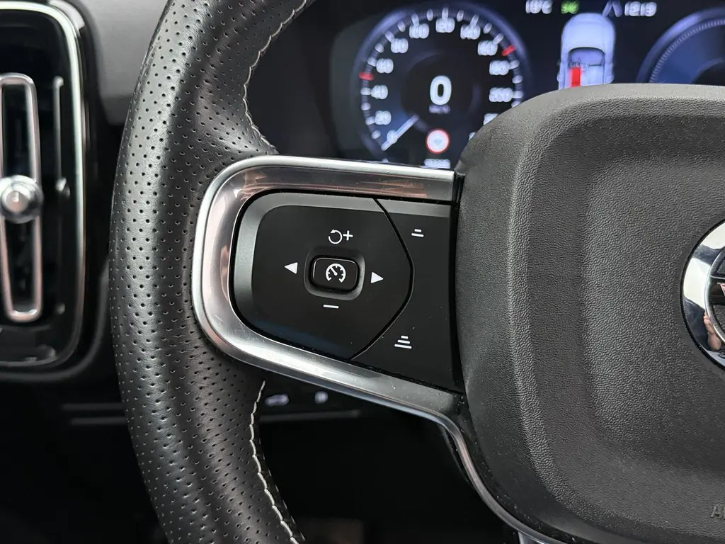 Volvo XC40 Volvo XC40 1.5 T5 Recharge R-Design | LED | Dark | 20″ | Parking pack | VC | adaptive | keyless  05-2021 72.285 KM