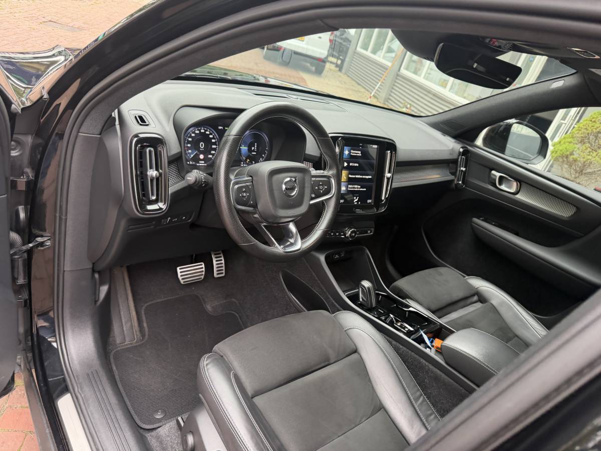 Volvo XC40 Volvo XC40 1.5 T5 Recharge R-Design | LED | Dark | 20″ | Parking pack | VC | adaptive | keyless  05-2021 72.285 KM