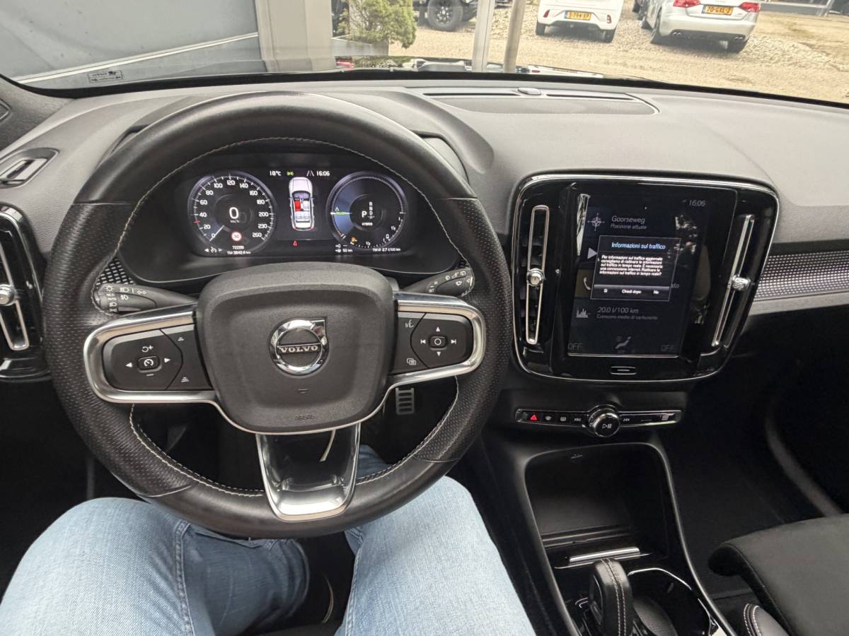 Volvo XC40 Volvo XC40 1.5 T5 Recharge R-Design | LED | Dark | 20″ | Parking pack | VC | adaptive | keyless  05-2021 72.285 KM