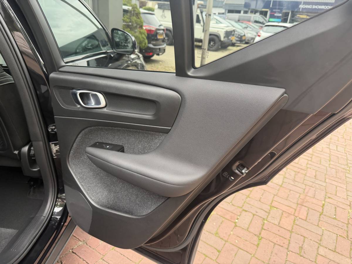 Volvo XC40 Volvo XC40 1.5 T5 Recharge R-Design | LED | Dark | 20″ | Parking pack | VC | adaptive | keyless  05-2021 72.285 KM