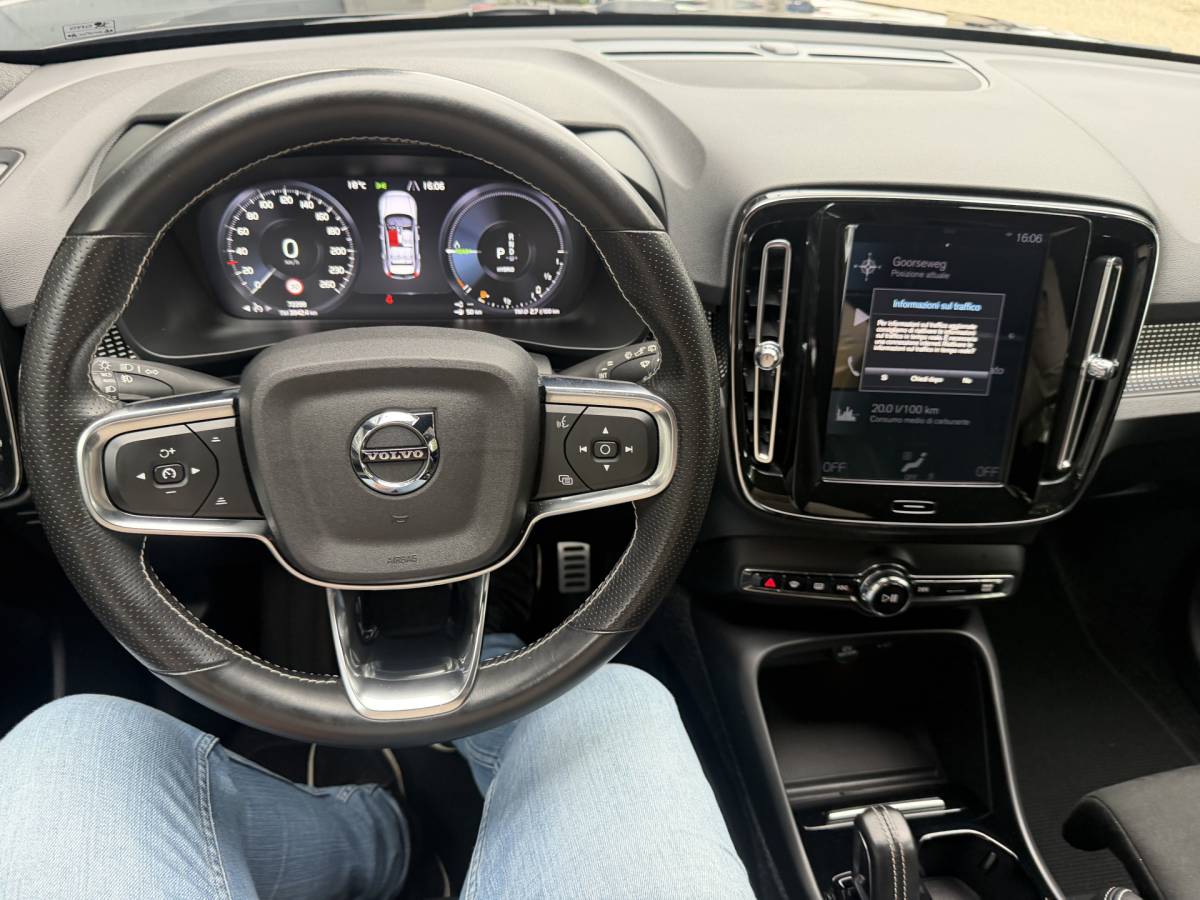 Volvo XC40 Volvo XC40 1.5 T5 Recharge R-Design | LED | Dark | 20″ | Parking pack | VC | adaptive | keyless  05-2021 72.285 KM