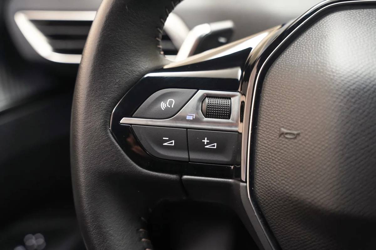 Peugeot 3008 Peugeot 3008 1.6 Hybrid 225 Active Business [ Navi Apple/Android Clima Camera ]