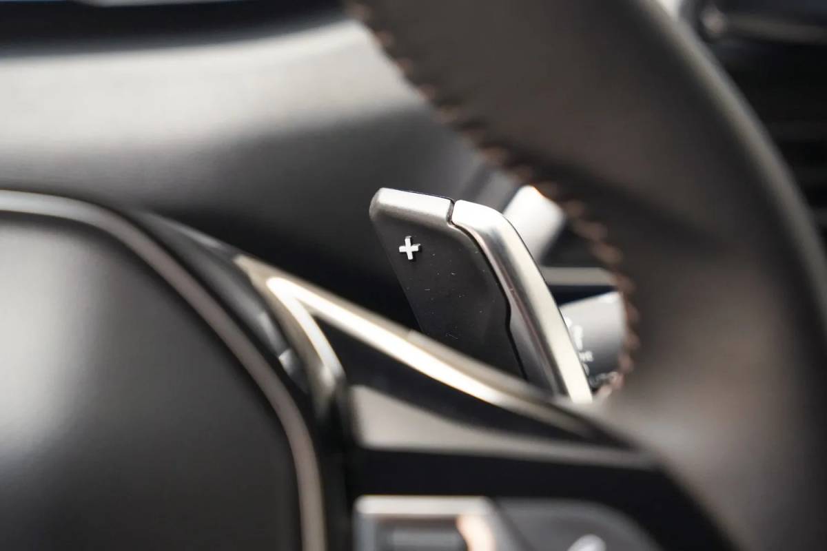Peugeot 3008 Peugeot 3008 1.6 Hybrid 225 Active Business [ Navi Apple/Android Clima Camera ]