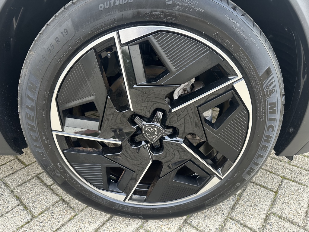 Peugeot 408 Peugeot 408 Hybrid 145 GT