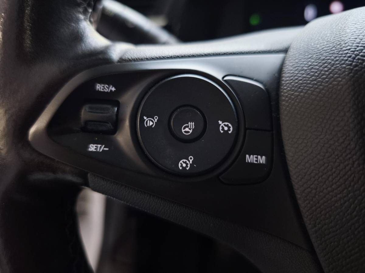 Opel Corsa Opel Corsa 1.2 Elegance Stoel- & Stuurverwarming| Glazen Dak| Camera| PDC Voor & Achter| Apple CarPlay| Climate Control| LED