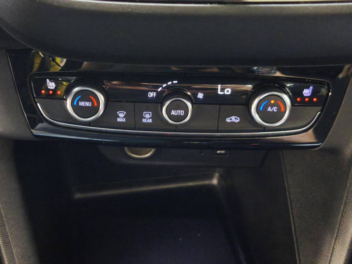 Opel Corsa Opel Corsa 1.2 Elegance Stoel- & Stuurverwarming| Glazen Dak| Camera| PDC Voor & Achter| Apple CarPlay| Climate Control| LED