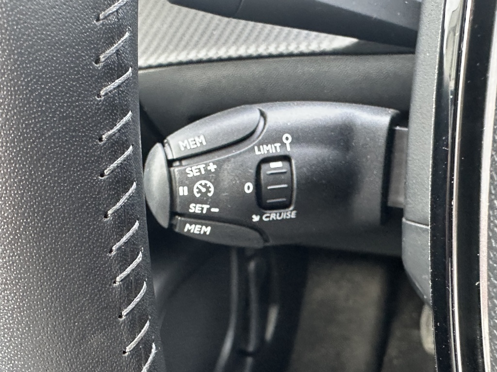 Peugeot 2008 Peugeot 2008 1.2 Allure 100 PK | CarPlay & Android Auto | Cruise Control | 17″ LM