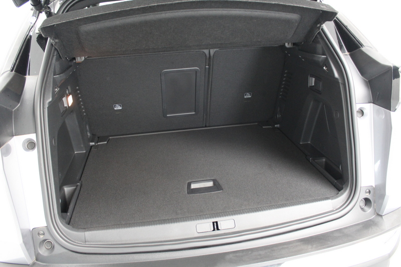 Peugeot 3008 Peugeot 3008 1.2 PureTech GT 131PK | 9.000KM!!! | AUTOMAAT | RIJKLAAR | ELEC-ACHTERKLEP | DEELS LEER | CARPLAY
