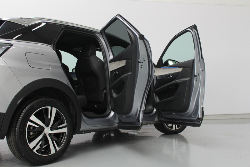 Peugeot 3008 Peugeot 3008 1.2 PureTech GT 131PK | 9.000KM!!! | AUTOMAAT | RIJKLAAR | ELEC-ACHTERKLEP | DEELS LEER | CARPLAY