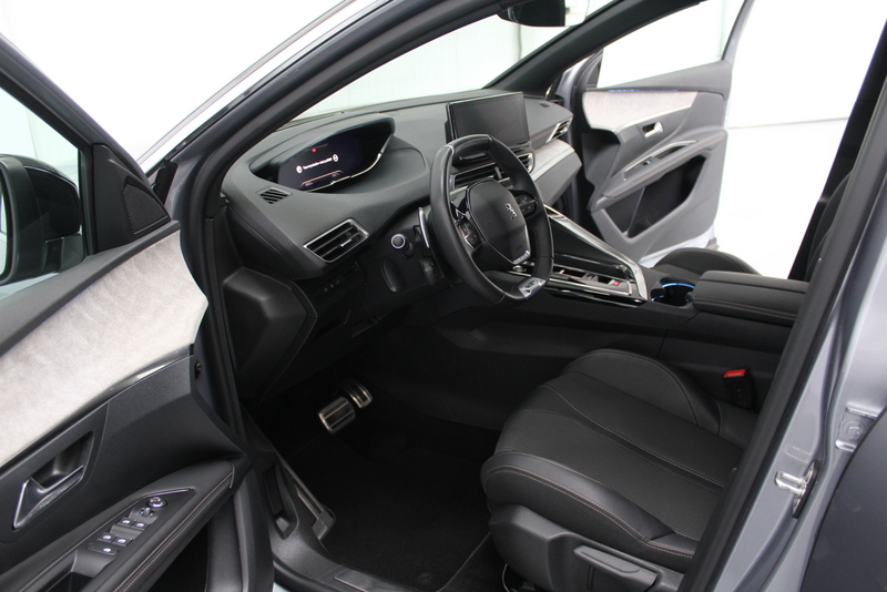 Peugeot 3008 Peugeot 3008 1.2 PureTech GT 131PK | 9.000KM!!! | AUTOMAAT | RIJKLAAR | ELEC-ACHTERKLEP | DEELS LEER | CARPLAY