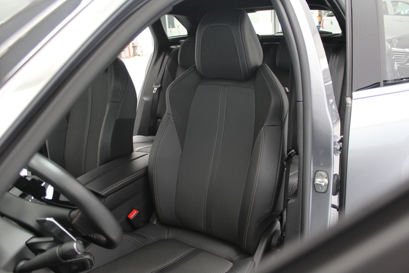 Peugeot 3008 Peugeot 3008 1.2 PureTech GT 131PK | 9.000KM!!! | AUTOMAAT | RIJKLAAR | ELEC-ACHTERKLEP | DEELS LEER | CARPLAY