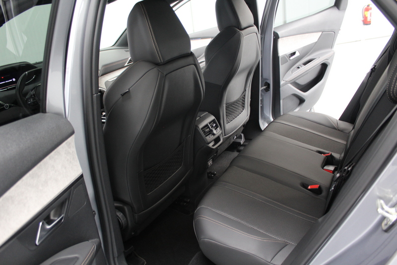 Peugeot 3008 Peugeot 3008 1.2 PureTech GT 131PK | 9.000KM!!! | AUTOMAAT | RIJKLAAR | ELEC-ACHTERKLEP | DEELS LEER | CARPLAY
