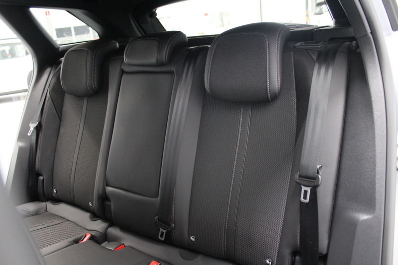 Peugeot 3008 Peugeot 3008 1.2 PureTech GT 131PK | 9.000KM!!! | AUTOMAAT | RIJKLAAR | ELEC-ACHTERKLEP | DEELS LEER | CARPLAY