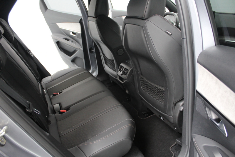 Peugeot 3008 Peugeot 3008 1.2 PureTech GT 131PK | 9.000KM!!! | AUTOMAAT | RIJKLAAR | ELEC-ACHTERKLEP | DEELS LEER | CARPLAY