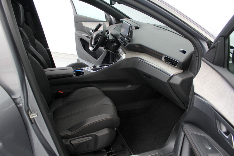 Peugeot 3008 Peugeot 3008 1.2 PureTech GT 131PK | 9.000KM!!! | AUTOMAAT | RIJKLAAR | ELEC-ACHTERKLEP | DEELS LEER | CARPLAY