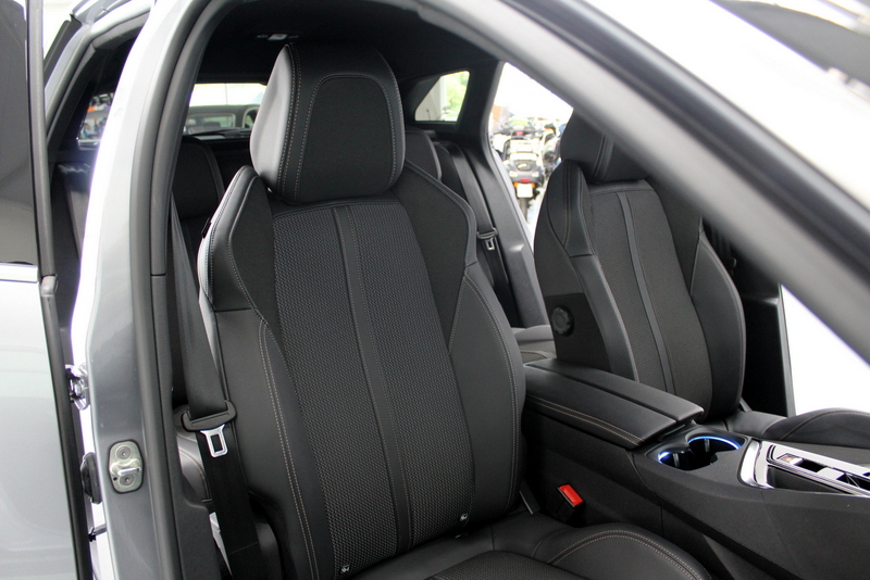 Peugeot 3008 Peugeot 3008 1.2 PureTech GT 131PK | 9.000KM!!! | AUTOMAAT | RIJKLAAR | ELEC-ACHTERKLEP | DEELS LEER | CARPLAY