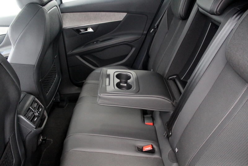 Peugeot 3008 Peugeot 3008 1.2 PureTech GT 131PK | 9.000KM!!! | AUTOMAAT | RIJKLAAR | ELEC-ACHTERKLEP | DEELS LEER | CARPLAY