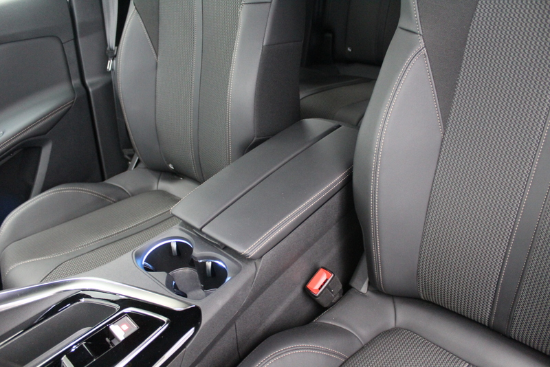Peugeot 3008 Peugeot 3008 1.2 PureTech GT 131PK | 9.000KM!!! | AUTOMAAT | RIJKLAAR | ELEC-ACHTERKLEP | DEELS LEER | CARPLAY