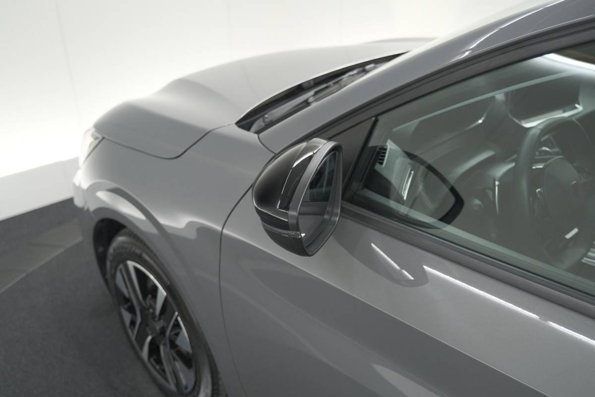 Peugeot 208 Peugeot 208 1.2 Hybrid 110 e-DCS6 Allure | Apple Carplay | Parkeersensoren Voor + Achter | Climate Control