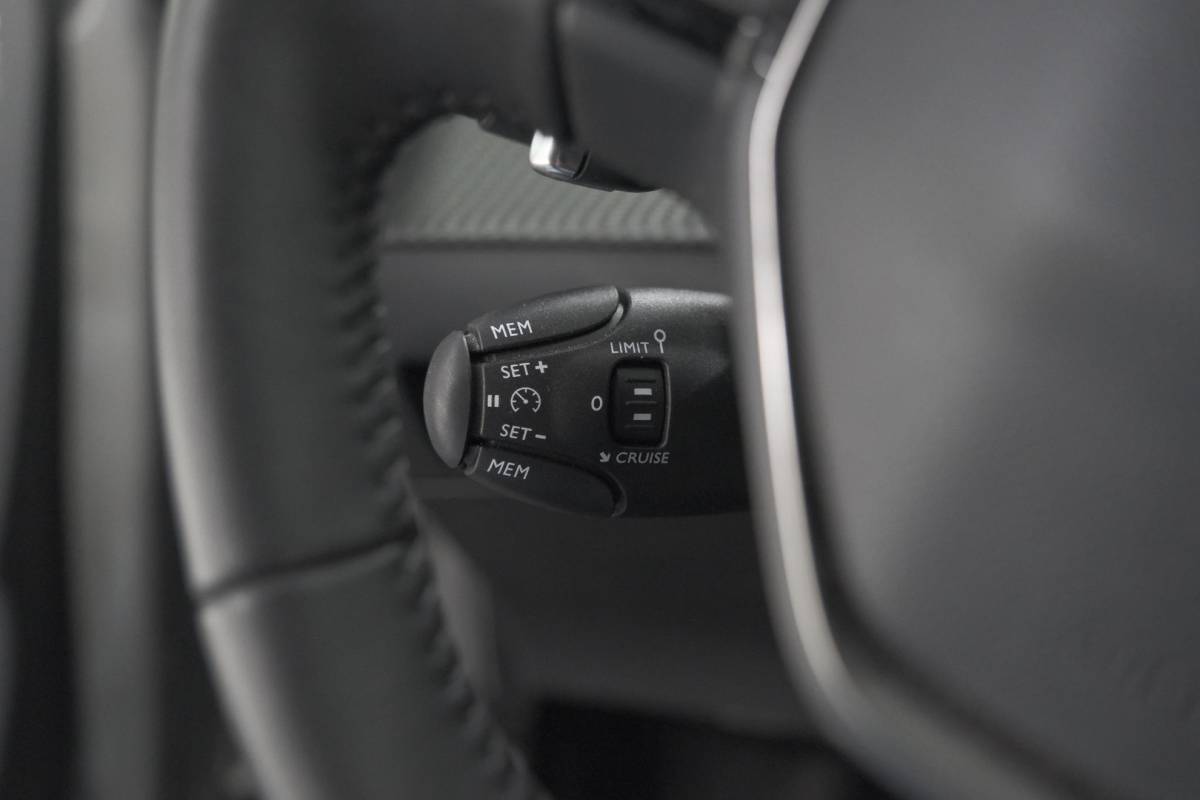 Peugeot 208 Peugeot 208 1.2 Hybrid 110 e-DCS6 Allure | Apple Carplay | Parkeersensoren Voor + Achter | Climate Control