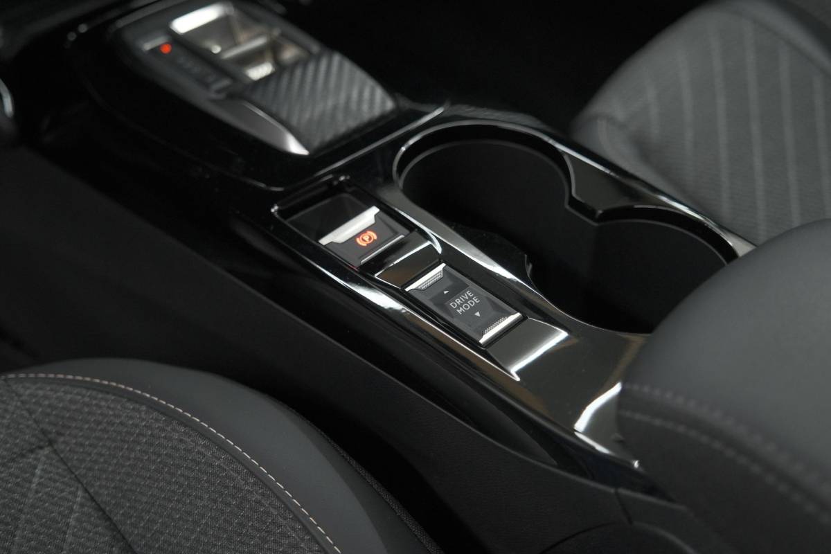 Peugeot 208 Peugeot 208 1.2 Hybrid 110 e-DCS6 Allure | Apple Carplay | Parkeersensoren Voor + Achter | Climate Control