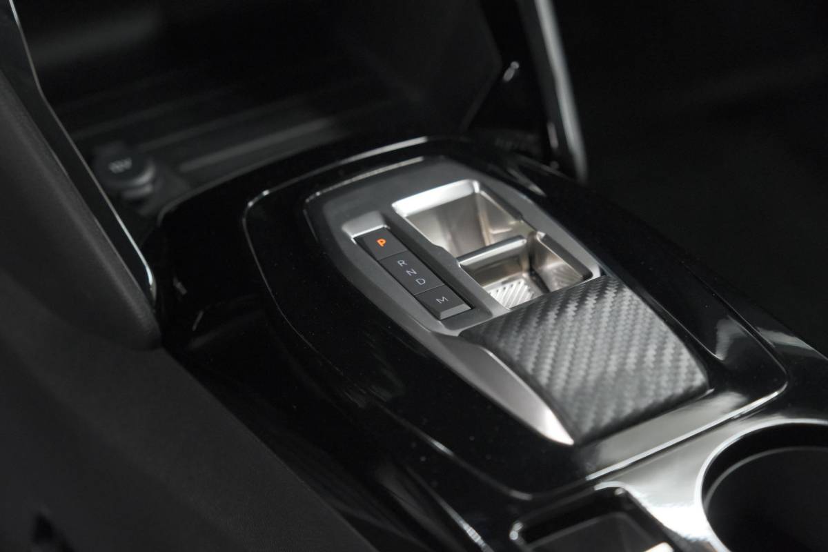 Peugeot 208 Peugeot 208 1.2 Hybrid 110 e-DCS6 Allure | Apple Carplay | Parkeersensoren Voor + Achter | Climate Control
