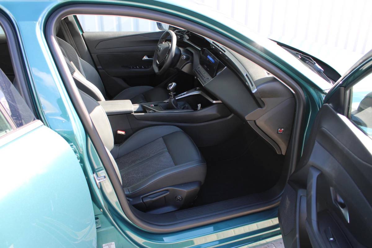 Peugeot 308 Peugeot 308 SW 1.2T 130PK | Active Pack Business | Incl. 12 maanden garantie | Adaptieve cruise control | Climate control | Stoelverwarming | DAB | Apple carplay/Android auto | 100% dealer onderhouden |