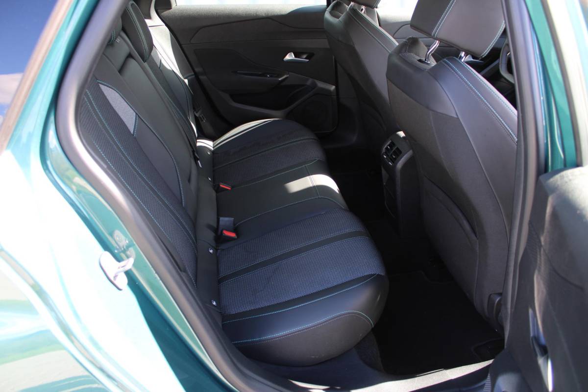Peugeot 308 Peugeot 308 SW 1.2T 130PK | Active Pack Business | Incl. 12 maanden garantie | Adaptieve cruise control | Climate control | Stoelverwarming | DAB | Apple carplay/Android auto | 100% dealer onderhouden |