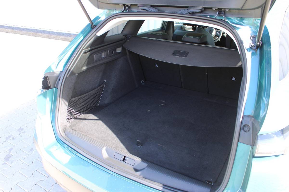 Peugeot 308 Peugeot 308 SW 1.2T 130PK | Active Pack Business | Incl. 12 maanden garantie | Adaptieve cruise control | Climate control | Stoelverwarming | DAB | Apple carplay/Android auto | 100% dealer onderhouden |
