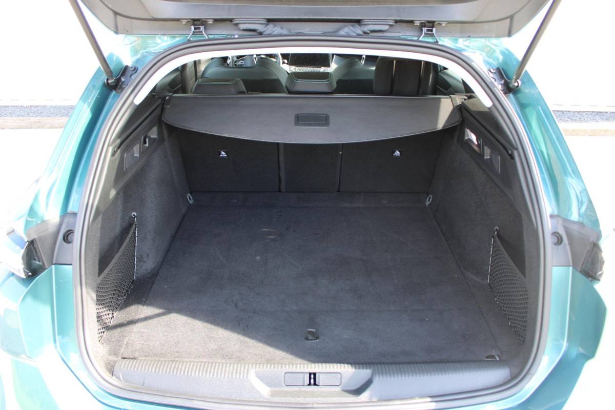 Peugeot 308 Peugeot 308 SW 1.2T 130PK | Active Pack Business | Incl. 12 maanden garantie | Adaptieve cruise control | Climate control | Stoelverwarming | DAB | Apple carplay/Android auto | 100% dealer onderhouden |