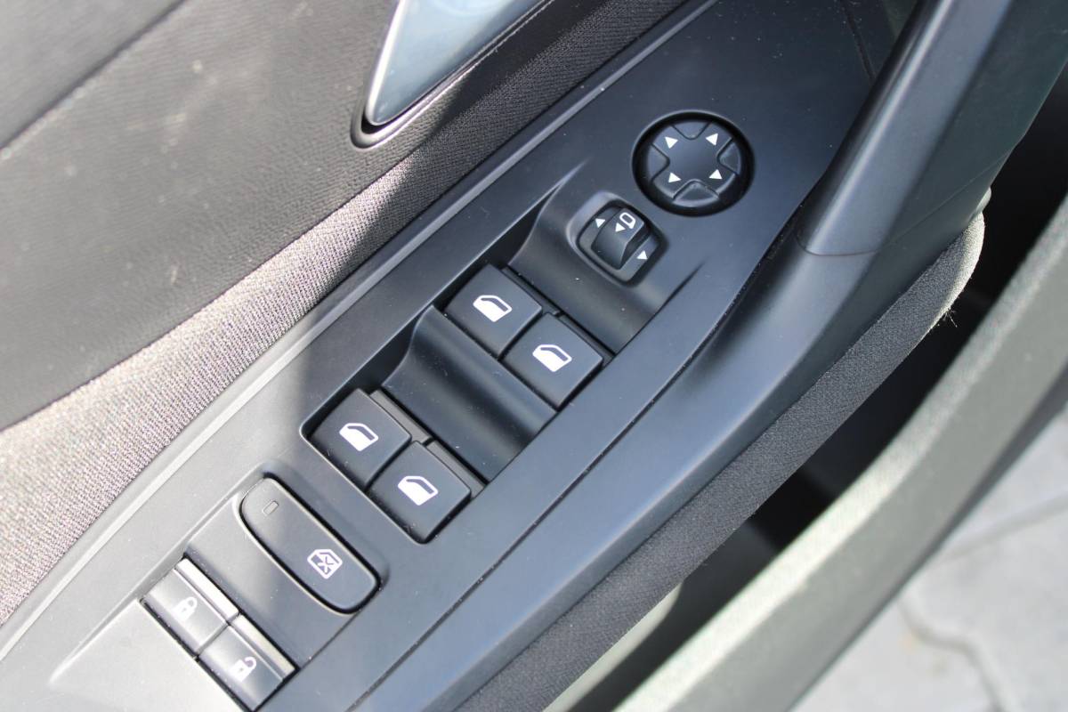 Peugeot 308 Peugeot 308 SW 1.2T 130PK | Active Pack Business | Incl. 12 maanden garantie | Adaptieve cruise control | Climate control | Stoelverwarming | DAB | Apple carplay/Android auto | 100% dealer onderhouden |
