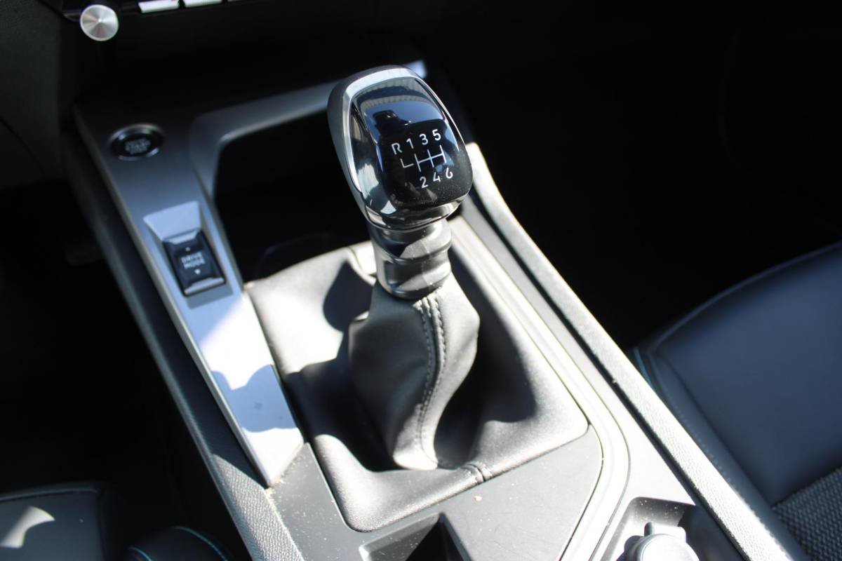 Peugeot 308 Peugeot 308 SW 1.2T 130PK | Active Pack Business | Incl. 12 maanden garantie | Adaptieve cruise control | Climate control | Stoelverwarming | DAB | Apple carplay/Android auto | 100% dealer onderhouden |