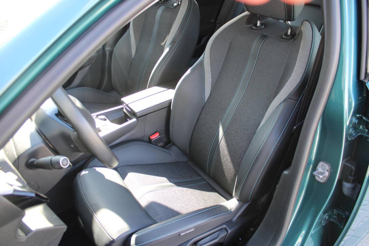 Peugeot 308 Peugeot 308 SW 1.2T 130PK | Active Pack Business | Incl. 12 maanden garantie | Adaptieve cruise control | Climate control | Stoelverwarming | DAB | Apple carplay/Android auto | 100% dealer onderhouden |