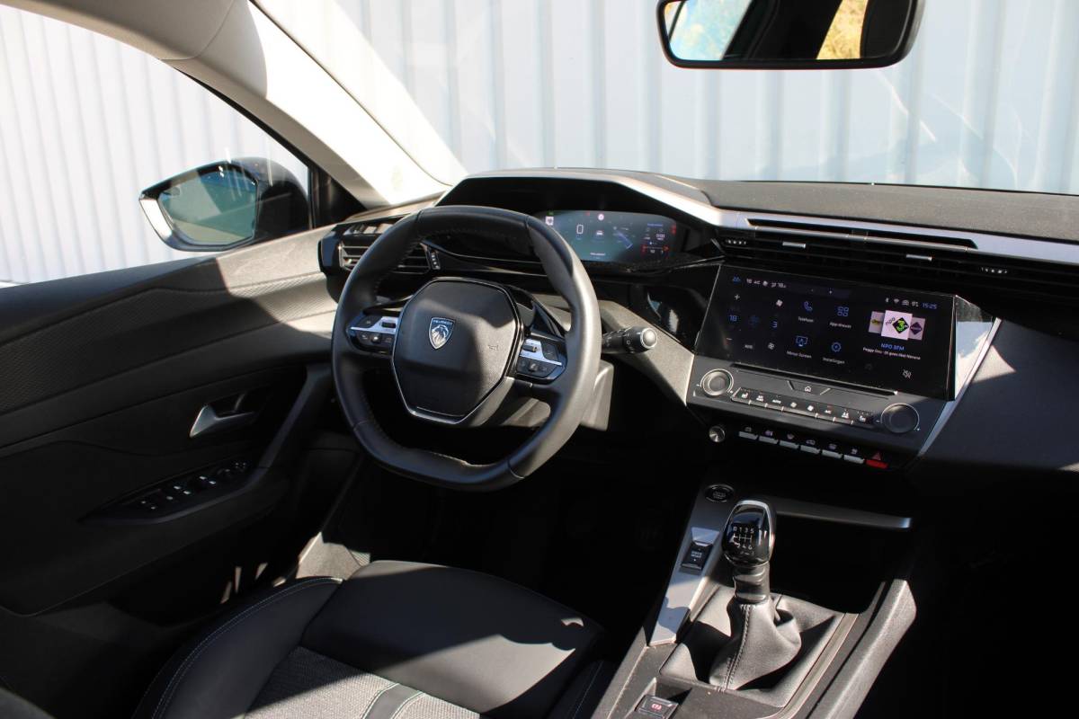 Peugeot 308 Peugeot 308 SW 1.2T 130PK | Active Pack Business | Incl. 12 maanden garantie | Adaptieve cruise control | Climate control | Stoelverwarming | DAB | Apple carplay/Android auto | 100% dealer onderhouden |