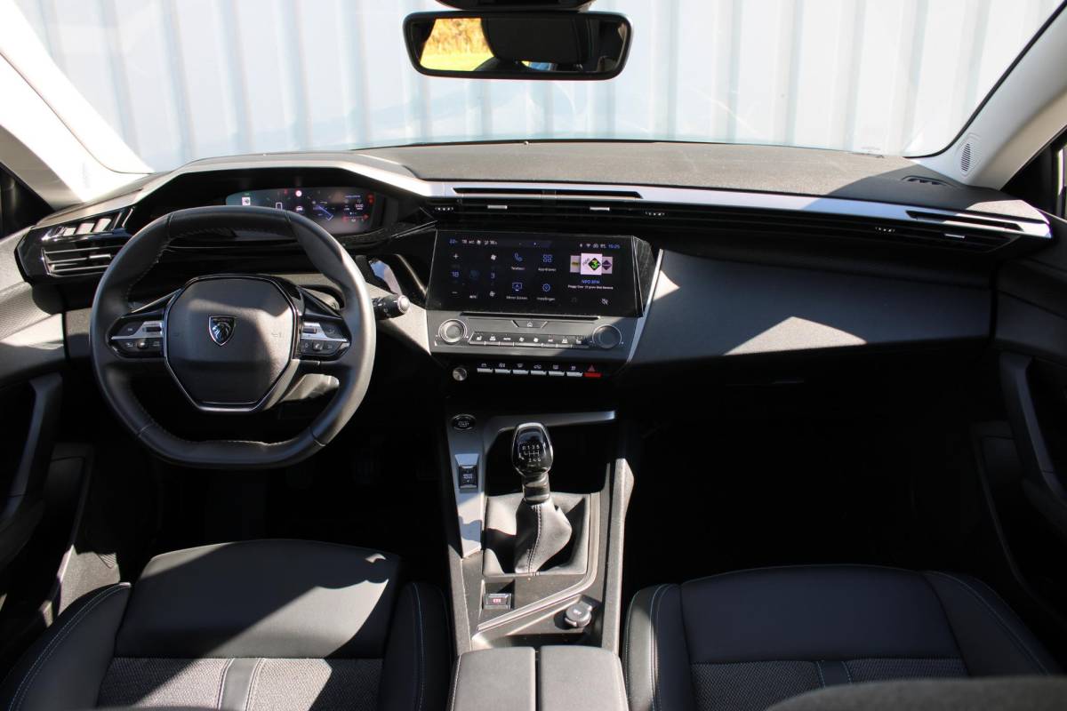 Peugeot 308 Peugeot 308 SW 1.2T 130PK | Active Pack Business | Incl. 12 maanden garantie | Adaptieve cruise control | Climate control | Stoelverwarming | DAB | Apple carplay/Android auto | 100% dealer onderhouden |