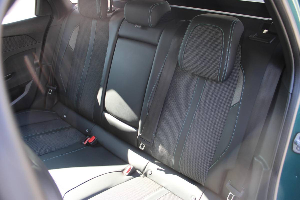 Peugeot 308 Peugeot 308 SW 1.2T 130PK | Active Pack Business | Incl. 12 maanden garantie | Adaptieve cruise control | Climate control | Stoelverwarming | DAB | Apple carplay/Android auto | 100% dealer onderhouden |