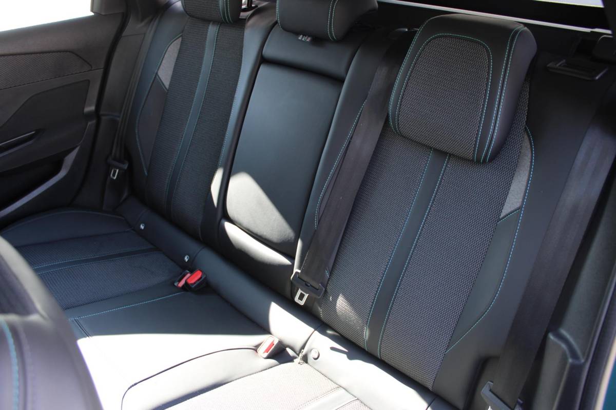 Peugeot 308 Peugeot 308 SW 1.2T 130PK | Active Pack Business | Incl. 12 maanden garantie | Adaptieve cruise control | Climate control | Stoelverwarming | DAB | Apple carplay/Android auto | 100% dealer onderhouden |