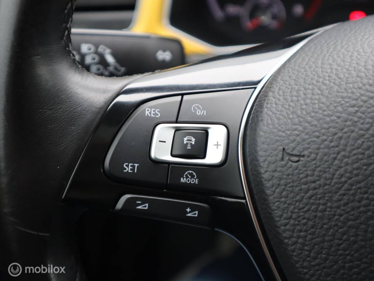 Volkswagen T-Roc Volkswagen T-Roc 1.0 TSI Trekhaak ACC Lane PDC Pano Stoelverwarming