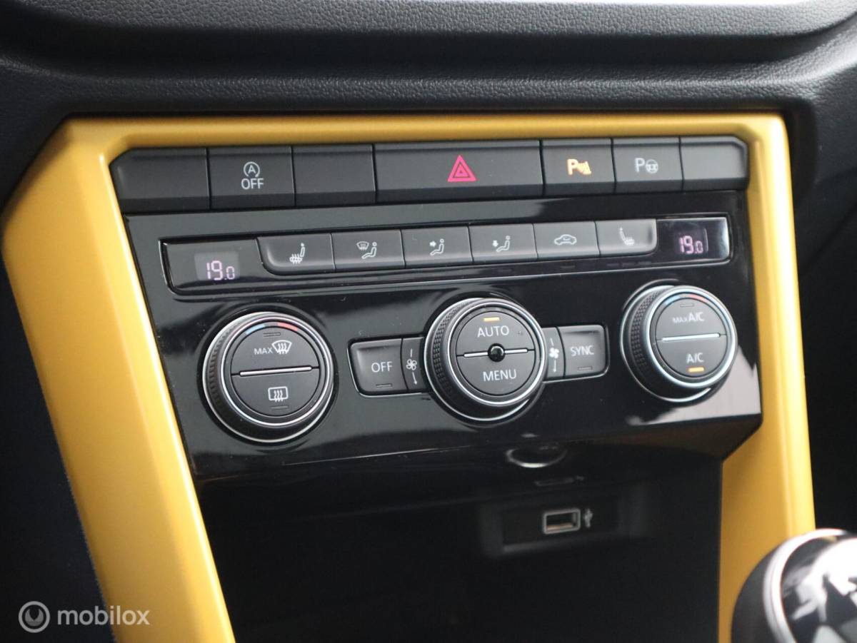 Volkswagen T-Roc Volkswagen T-Roc 1.0 TSI Trekhaak ACC Lane PDC Pano Stoelverwarming