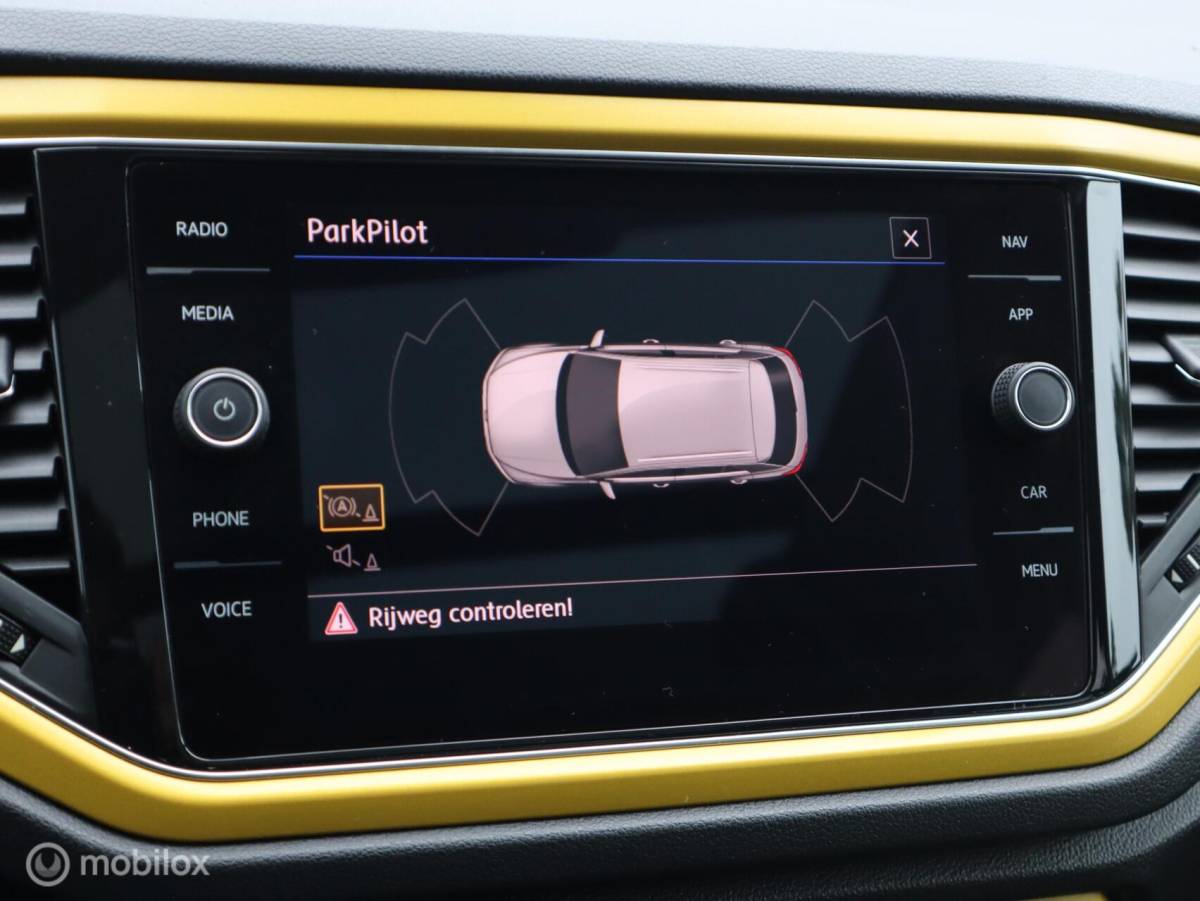 Volkswagen T-Roc Volkswagen T-Roc 1.0 TSI Trekhaak ACC Lane PDC Pano Stoelverwarming
