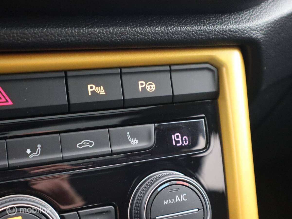 Volkswagen T-Roc Volkswagen T-Roc 1.0 TSI Trekhaak ACC Lane PDC Pano Stoelverwarming