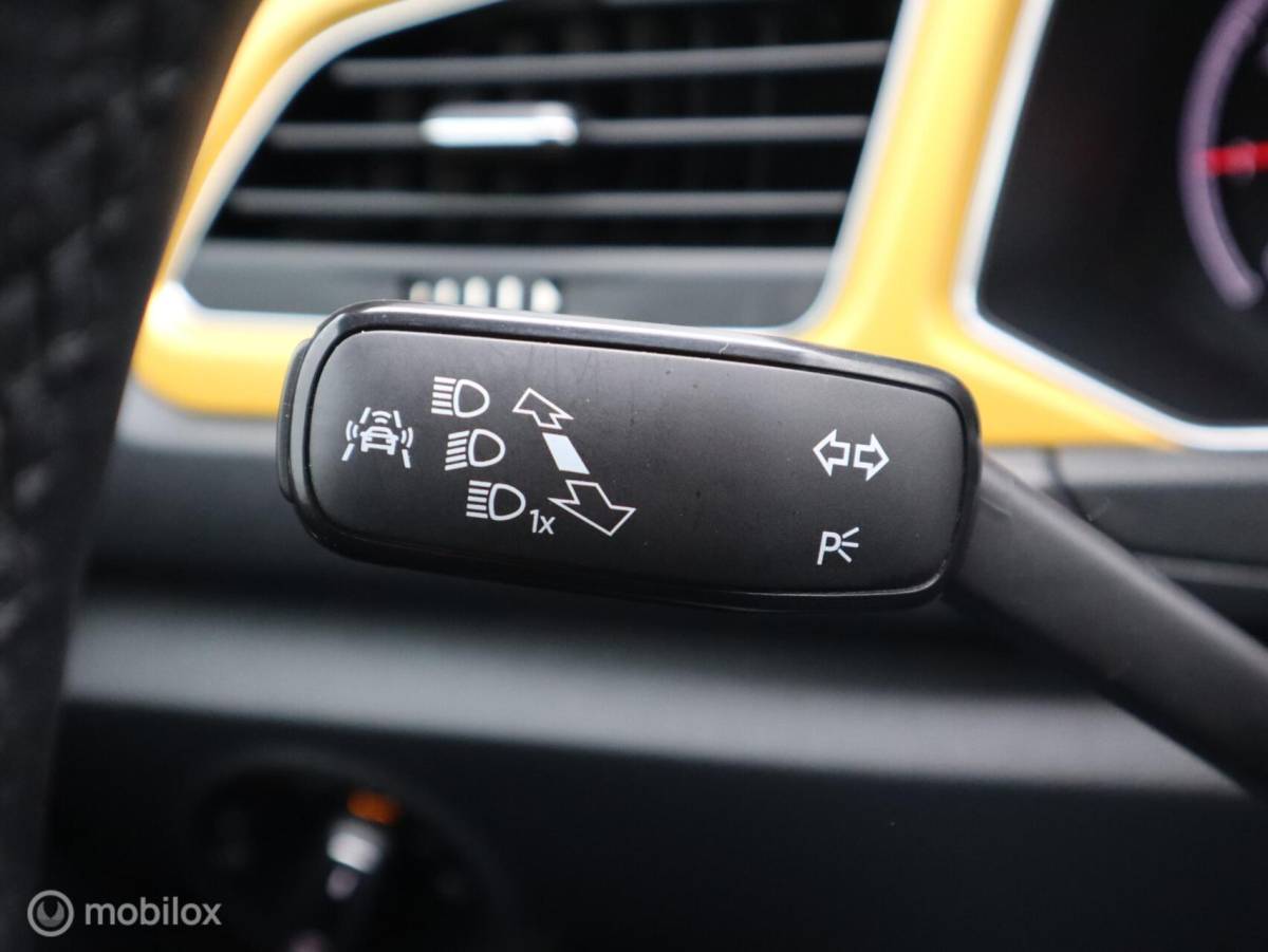 Volkswagen T-Roc Volkswagen T-Roc 1.0 TSI Trekhaak ACC Lane PDC Pano Stoelverwarming
