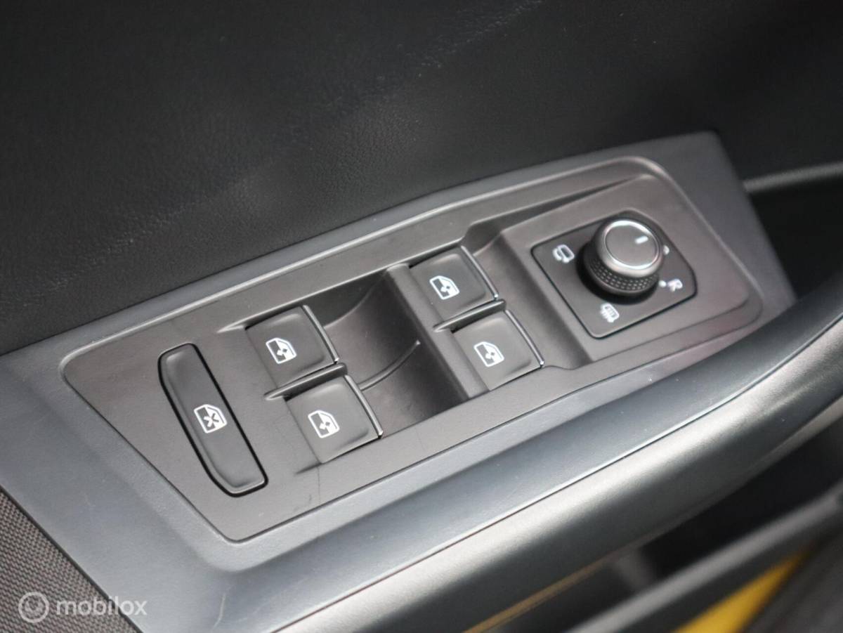 Volkswagen T-Roc Volkswagen T-Roc 1.0 TSI Trekhaak ACC Lane PDC Pano Stoelverwarming