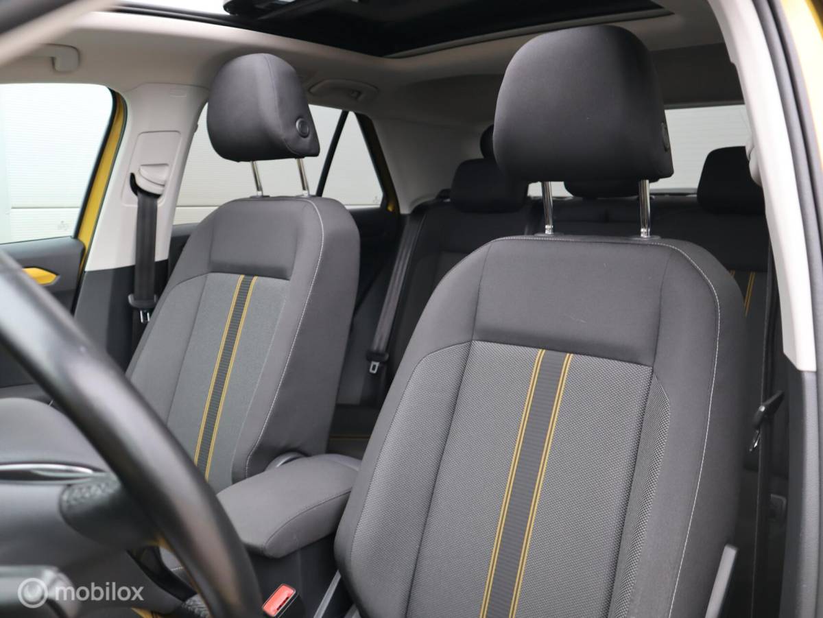 Volkswagen T-Roc Volkswagen T-Roc 1.0 TSI Trekhaak ACC Lane PDC Pano Stoelverwarming